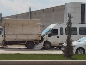 Bursa'da minibüsün kamyona arkadan çarptığı anlar kamerada