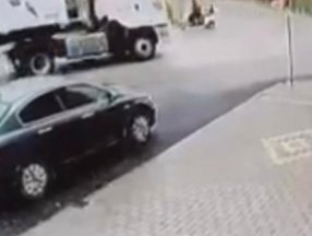 Bursa'da tır devrildi; motosiklet sürücüsü faciadan döndü