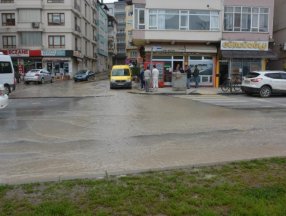 Ordu'da açık unutulan şebeke borusu caddeyi göle çevirdi