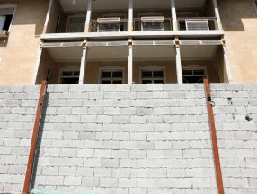 Gaziantep'te tarihi taş binanın soyulmaması için briket örüldü