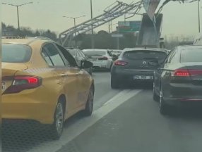 İstanbul'da TEM otoyolunda hafriyat kamyonu yön tabelasına çarptı