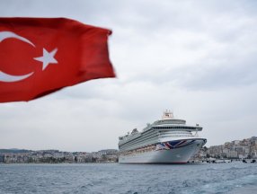 Aydın’da, 2 bin 129 yolculu dev kruvaziyer demir attı