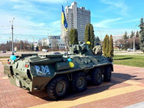 Ukraynalı çifte Rus zırhlısından gelin arabası