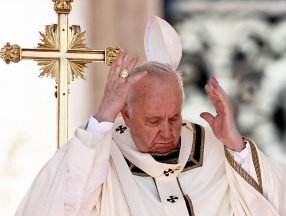 Papa'nın şapkası, Paskalya ayininde uçtu