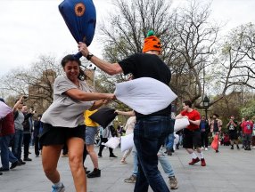 New York'ta yastık savaşı düzenlendi