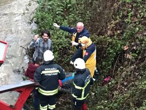 Kocaeli'de dereye düşen vincin operatörü ekipler tarafından kurtarıldı