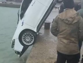 Arnavutköy'de içinde 4 kişi bulunan bir araç denize düştü