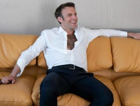 Emmanuel Macron'un rahat tavırları objektiflere yansıdı