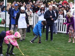 Joe Biden, çocuklarla yumurta yuvarladı