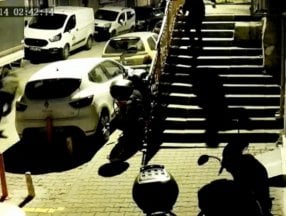 Kağıthane'deki motosiklet sahibi, hırsızın üzerine atladı