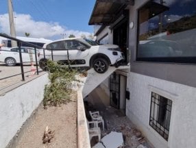 Muğla'da vitesi karıştıran kadın sürücü, mağazaya girdi