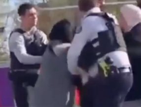 Fransa'da polis tarafından tartaklanan başörtülü kadınlar, şikayette bulunacak