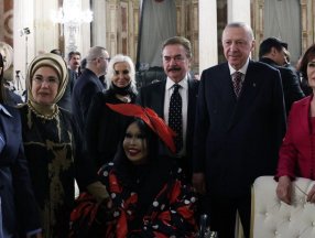 Yeşim Salkım'dan Hülya Avşar'a simit göndermesi