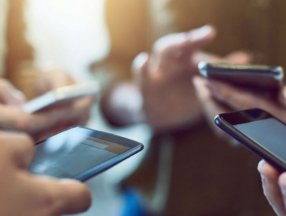 Etikete yansıyor! Cep telefonu fiyatları düşecek mi, ne kadar indirim gelecek?