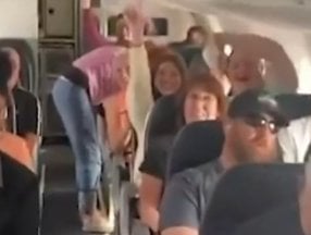 ABD'de uçakta maske kararı sevinci