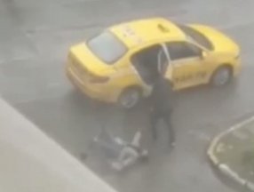 İstanbul'da taksi şoförü kadın turisti darbetti