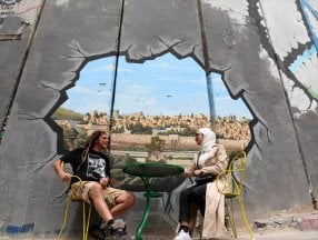 Filistin'i bölen Ayrım Duvarı, grafitilerle süslendi