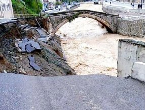 Giresun'da dere taştı: Yol çöktü, kemer köprü hasar aldı