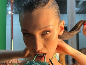 Bella Hadid'in paylaştığı camiye çikolata yağıyor