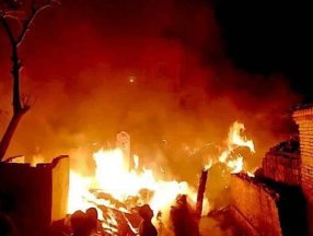 Pakistan'da köyde yangın: 8'i çocuk 9 ölü