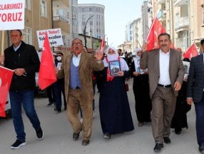 Van'da, HDP önündeki eyleme gazilerden ve şehit aileleri de destek verdi