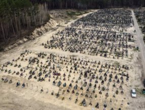 Irpin ve Bucha'da sivillerin cenazeleri defnediliyor