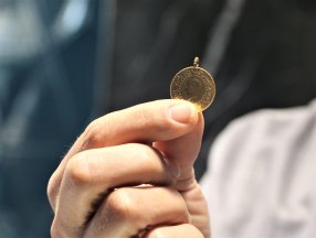 Sahte altınlar bozdurulamayınca, başkasına takılıyor