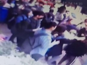 Sultanbeyli'de liseli kızlar sokak ortasında birbirine girdi