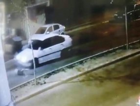 Elazığ'da köpekten kaçan çocuğa otomobil çarptı