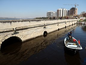 Menekşe Deresi petrol rengine büründü