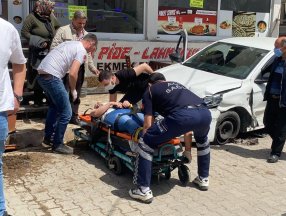 Balıkesir'de kontrolden çıkan araba kaldırımdaki yayalara çarptı