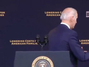 Joe Biden yine boşlukla tokalaştı