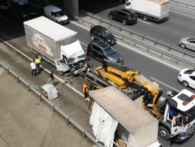 Küçükçekmece’de kimyasal madde yüklü bidonlar yola savruldu