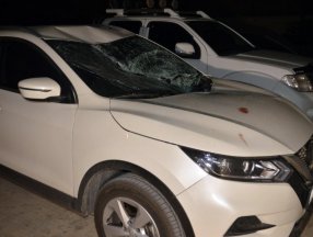 Adana'da kız çocuğu, 9'uncu kattan aşağı cipin üzerine düştü