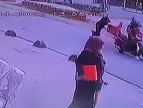 Arnavutköy'de yola atlayan kadın, son anda kurtuldu