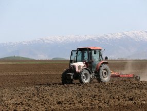 Muş Ovası'nda karlar eridi, tarım mesaisi başladı