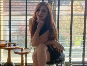 Mine Tugay'ın mini etekli paylaşımına beğeni yağdı