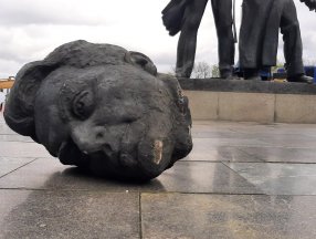 Rusya ve Ukrayna dostluk anıtı yıkıldı