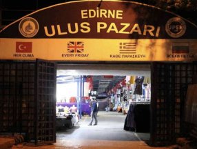 Edirne’de Ulus Pazar esnafı bayram alışverişi için tezgahlarını gece saatlerinde açtı