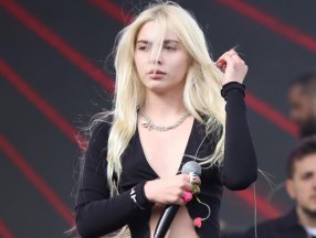 Aleyna Tilki sahneye sütyensiz çıktı