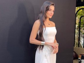 Hande Erçel, beyaz mini elbisesiyle poz verdi