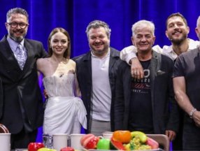 Uraz Kaygılaroğlu, siyah ojeleriyle programa çıktı