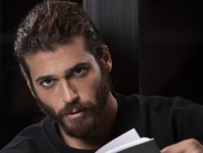 Can Yaman’ın hayranları ile başı dertte