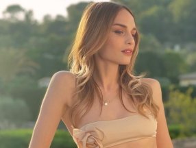 Nilperi Şahinkaya, Cannes'da bikinisiyle poz verdi