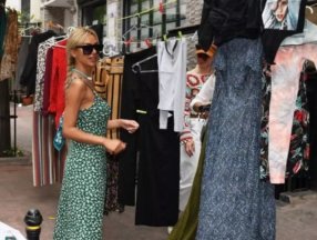 Oryantal Didem, sokakta kıyafetlerini sattı