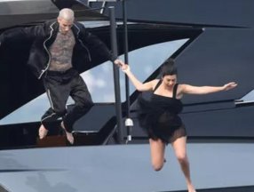 Kourtney Kardashian, geceliğiyle denize girdi