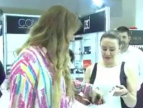 Demet Akalın, kozmetik fuarında rafları boşalttı