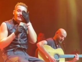 Edis sahnede ağladı