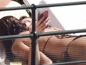 Kız arkadaşı Dua Lipa'nın üzerine atladı