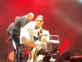 Serdar Ortaç, konser sırasında sahnede düştü